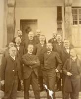 Kagāli, somu rusifikācijas pretošanās kustības, vadošie darbinieki Treskendas muižā. Augšējā rindā (ar muguru pret durvīm) otrais no kreisās Pērs Ēvinds Svīnhuvuds. Espo, Somija, 1903. gads.