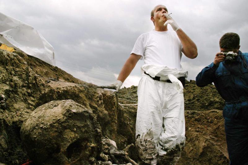 Srebrenicā 1995. gada jūlijā noslepkavoto vīriešu masu kapu antropoloģiska izpēte. Gornja Kamenica pie Zvornikas Bosnijā un Hercegovinā, 17.10.2002.