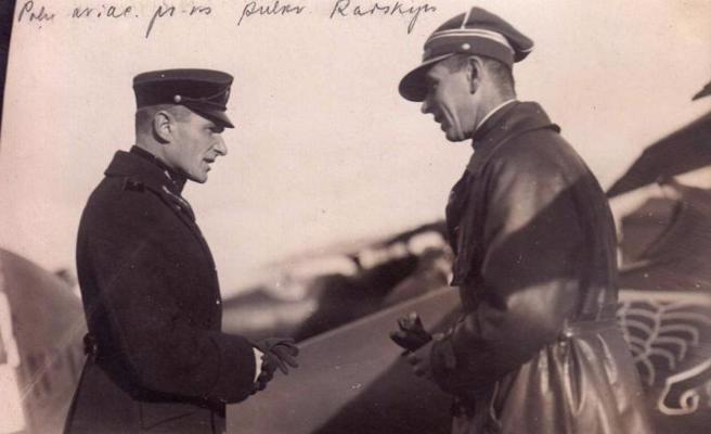 Pulkvedis leitnants Jānis Indāns un Polijas Kara ministrijas Aviācijas departamenta priekšnieks pulkvedis Ļudomils Rajskis. 20. gs. 20. gadi.