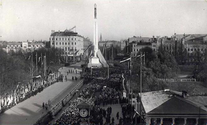 Brīvības pieminekļa atklāšana 1935. gada 18. novembrī.