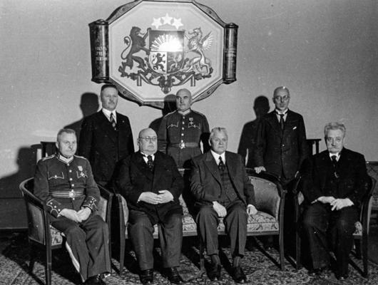 Latvijas Valsts prezidenta Ordeņu kapitula locekļi pēc pirmās sēdes. Rīga, 12.11.1938.