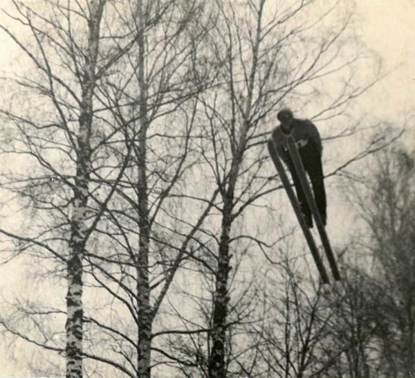 Ivars Pāvuliņš LPSR čempionātā tramplīnlēkšanā ieguva 2. vietu. Sigulda, 1963. gads.