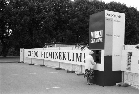 Ziedojumu vākšana Brīvības pieminekļa remontdarbiem akcijā "Mirdzi kā zvaigzne". Rīga, 30.08.1999.