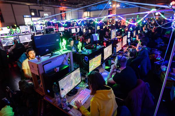 DreamHack Leipzig digitālā festivāla dalībnieki spēlē tīklā savienotas datorspēles lokālā datortīkla jeb LAN ballītes laikā. Leipciga, Vācija, 25.01.2020.