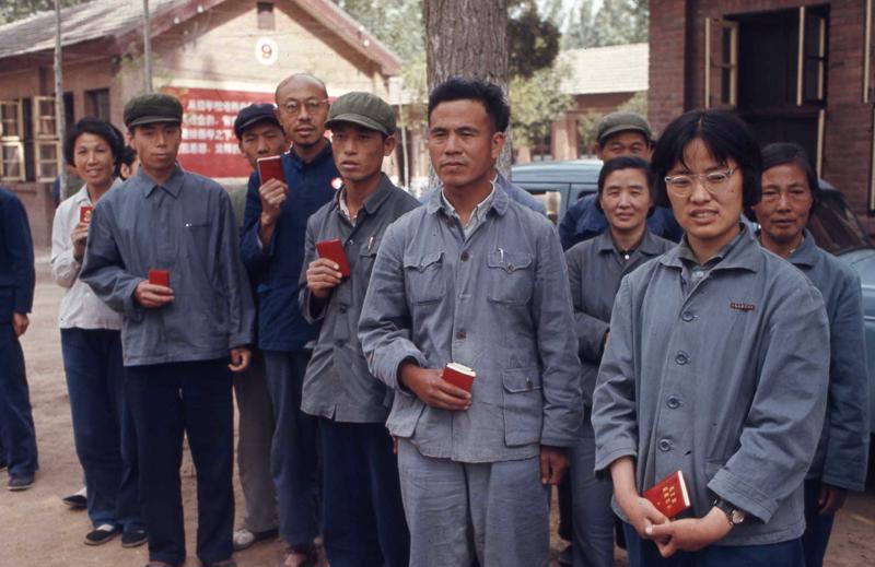 Rūpnīcas strādnieki ar Mao Dzeduna Mazo sarkano grāmatu. Pekina, Ķīna, 21.05.1971.