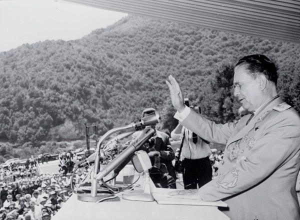 Josips Brozs Tito uzrunā pūli Dienvidslāvijas sacelšanās gadadienā. 04.07.1961.