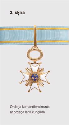 Triju Zvaigžņu ordenis. 3. šķira: Ordeņa komandiera krusts ar ordeņa lenti kungiem.