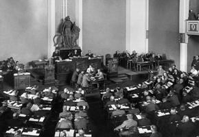 Pirmā Somijas Republikas prezidenta vēlēšanas Helsinku parlamentā, kurās Augstākās administratīvās tiesas priekšsēdētājs profesors Kārlo Juho Stolbergs tika ievēlēts par pirmo Somijas prezidentu. 25.07.1919.