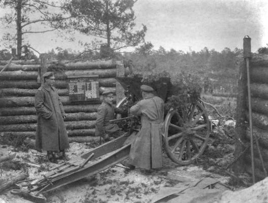 27. jēgeru bataljona haubiču divīziona lielgabals ar apkalpi apšaudes pozīcijā frontē pie Rīgas līča. Visticamāk, 1916. gads.