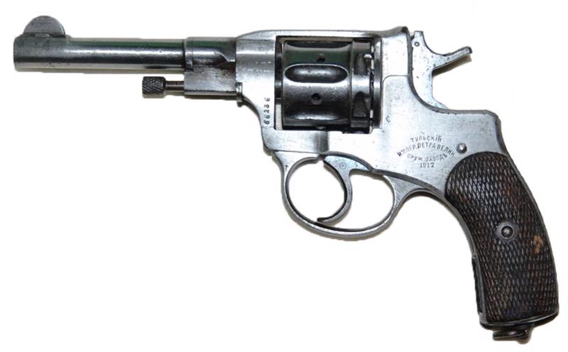 9. att. Trīslīniju (7,62 mm) septiņu patronu revolveris Nagan M-1895 (Наган обр.1895 г.) ar slēgtu rāmi, 1917. gads, Krievija, Tulas ieroču rūpnīca.