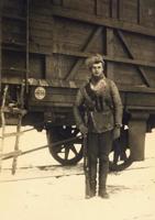 Igauņu Otrā bruņotā vilciena komandieris kapteinis Lepps ar karabīni Kar.98. Vidzeme, 1919. gads.