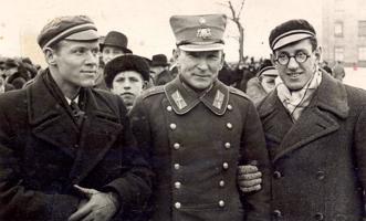 No kreisās: pasaules akadēmisko meistarsacīkšu uzvarētājs ātrslidošanā Jānis Andriksons, meistars Alberts Rumba un ģimnāzists Alfons Bērziņš. Rīga, 1935. gads.