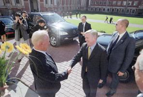 Eiropas Parlamenta prezidents Pats Kokss sasveicinās ar Latvijas Lauksaimniecības universitātes rektoru Pēteri Bušmani vizītes laikā Jelgavā. 09.09.2003.