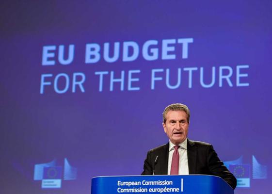 Par digitālo ekonomiku, budžetu un sabiedrības resursiem atbildīgais EK komisārs Ginters Etingers (Günther Oettinger) preses konferencē par Eiropas Savienības ilgtermiņa budžeta plāniem 2021.–2027. gadam.