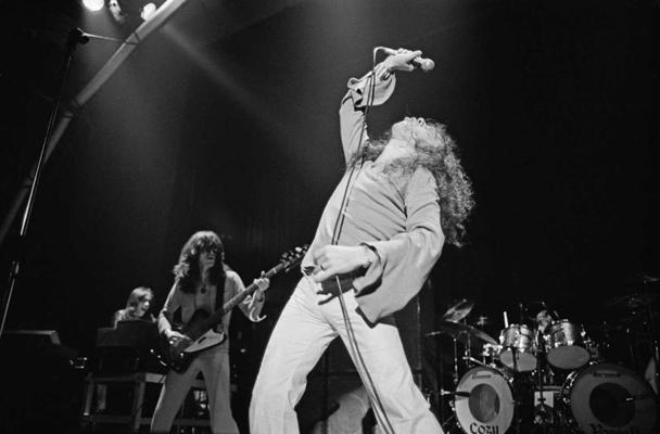 Grupas Rainbow koncerts Ņujorkā, 14.11.1975. No kreisās: Tonijs Kerijs, Džimijs Beins, Ronijs Džeimss Dio un Kozijs Pauels.