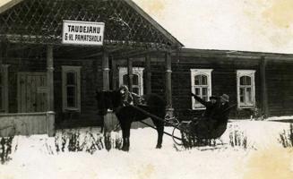 Antons Rupainis (no labās puses) ar Steponu Seili pie Taudejāņu pamatskolas. 20. gs. 30. gadi.