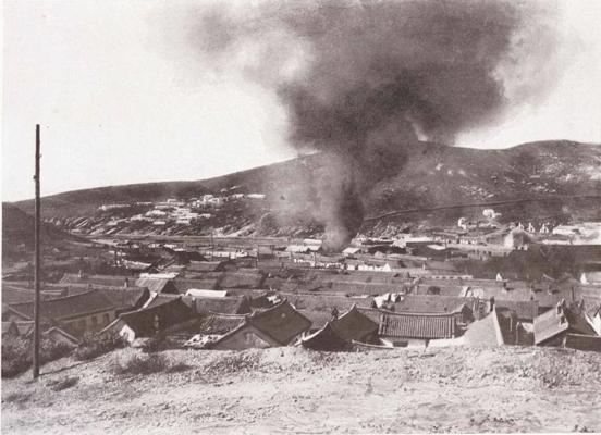 Ugunsgrēks Portarturas vecpilsētā pēc japāņu artilērijas apšaudes. 1904. gads.