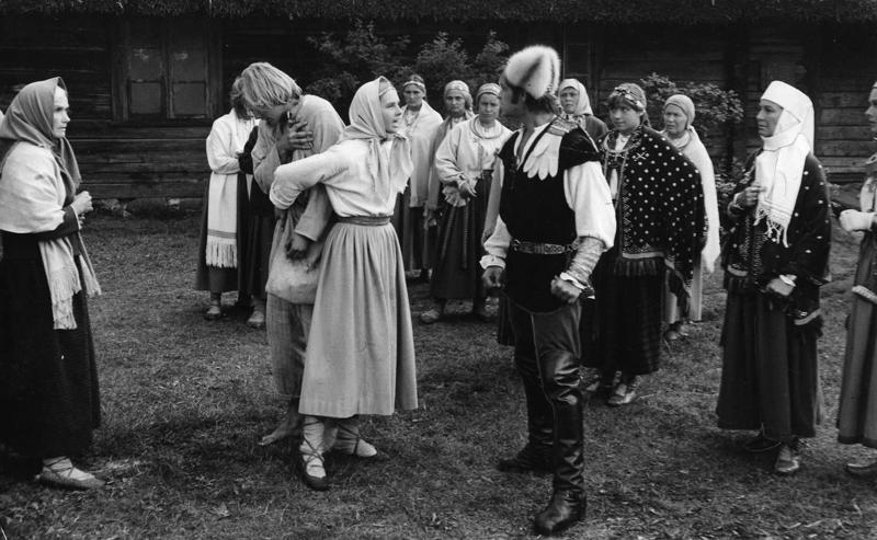 No kreisās: Orta (Lidija Freimane), Gatiņš (Pēteris Gaudiņš), Baiba (Esmeralda Ermale), Uldis (Ģirts Jakovļevs), Anda (Elita Krastiņs), māte (Elza Radziņa) filmā "Pūt, vējiņi!", 1973. gads.