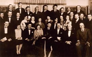 Pāvils Rozītis (pirmajā rindā trešais no kreisās) Linarda Laicena 25 darba gadu jubilejas svinībās. Rīga, 1928. gads.