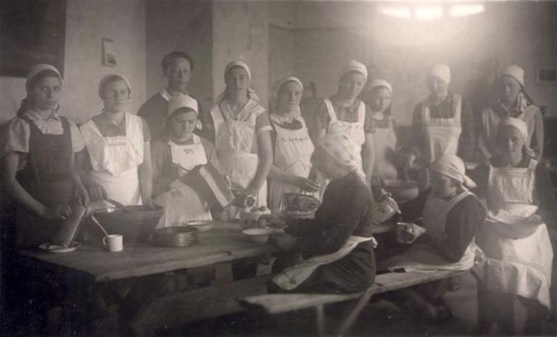 Ēdiena gatavošanas stunda Valtaiķu vācu pamatskolā. Laidu pagasts, 1938. gads.