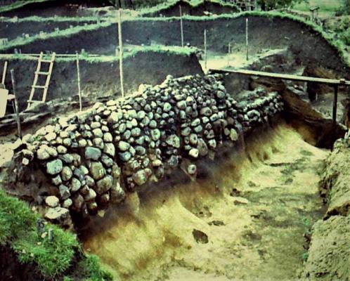 Akmeņu krāvums aizsargvaļņa kodolā. Izrakumi Ķivutkalnā 1966. gadā.