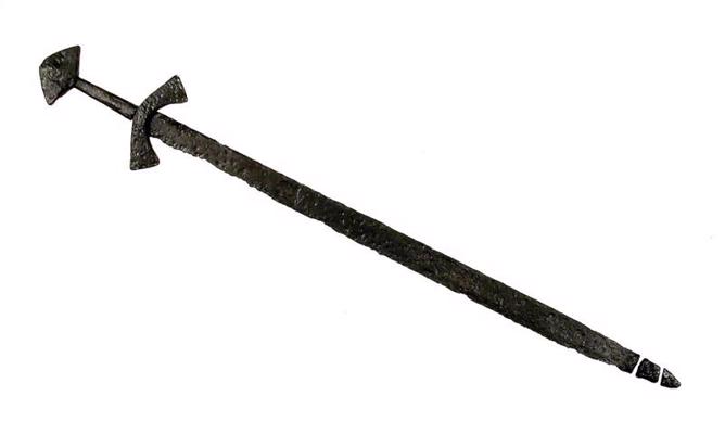 Vienasmens zobens no vīrieša apbedījuma, dzelzs. Ceraukstes Podiņi, 11. gs.