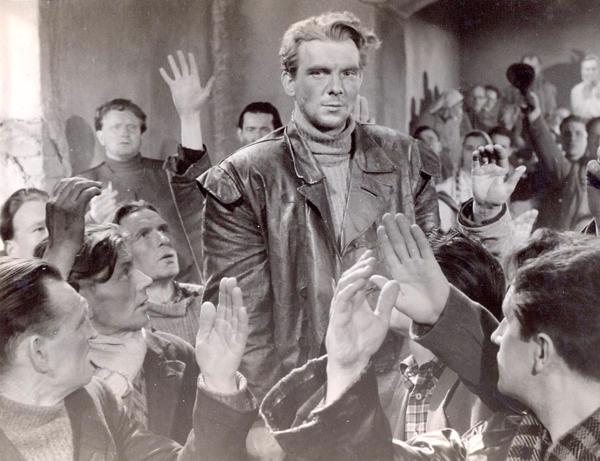 Centrā Oskars (Eduards Pāvuls) filmā "Zvejnieka dēls". 1957. gads.