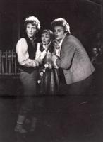 No kreisās: Uldis Norenbergs Kārlēna lomā, Lāsma Kugrēna Ieviņas lomā un Voldemārs Šoriņš Rūda lomā režisora Alfreda Jaunušana iestudējumā "Skroderdienas Silmačos". Nacionālais teātris, 1975. gads.