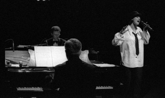 Pie klavierēm Raimonds Pauls un Harijs Bašs. 1998. gads.