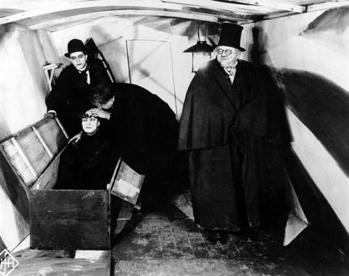Kadrs no Roberta Vīnes filmas "Doktora Kaligari kabinets", 1920. gads.