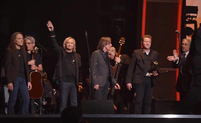 The Eagles ar gandrīz 30 gadu novēlošanos saņem 1977. gadā piešķirto Gada ieraksta balvu par dziesmu Hotel California, 58. Grammy balvu ceremonija Losandželosā, ASV, 15.02.2016.