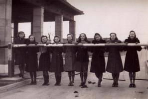 Baltijas Universitātes studentes pie nometnes vārtiem. Pinneberga. 1947. gads.