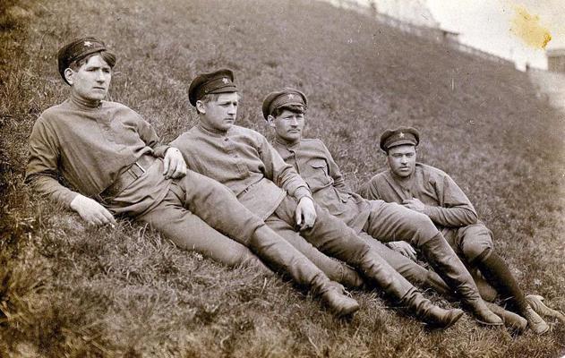 Latviešu strēlnieku padomju divīzijas 4. pulka strēlnieki pie Kremļa. Maskava, 1918. gads.
