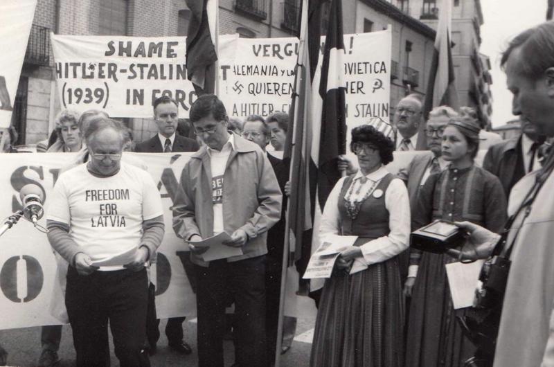 No kreisās: Pasaules brīvo latviešu apvienības valdes priekšsēdētājs Ilgvars Spilners uzrunā demonstrācijas dalībniekus Eiropas drošības un sadarbības konferences laikā Madridē, Vilis Vītols tulko viņa runu spāņu valodā. 11.11.1980.