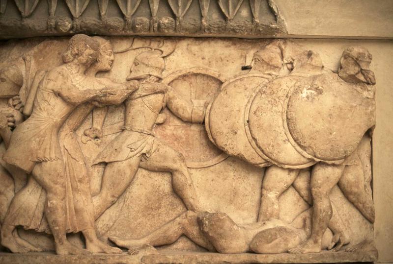 Reljefs no Sifnas salas iedzīvotāju dārgumu glabātuves Delfos frīzes, kurā atveidots Apollons un Artemīda uzvarošā cīņā ar zemes dievietes Gajas dēliem gigantiem (Gigantomahija). Grieķija, Delfi, ap 525. gadu pirms mūsu ēras.