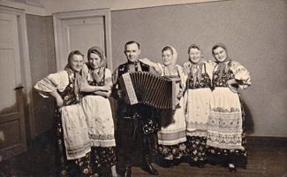 Studenšu korporācijas "Sororitas Tatiana" biedrenes Tatjanas ballē. 1938. gads.