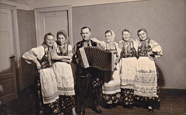 Studenšu korporācijas "Sororitas Tatiana" biedrenes Tatjanas ballē. 1938. gads.