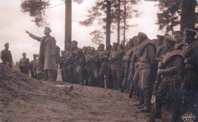 1. Daugavgrīvas latviešu strēlnieku bataljona 1. rotas komandieris poručiks Frīdrihs Briedis vada strēlniekiem taktikas mācības Vecdaugavas kāpās. 1916. gads.