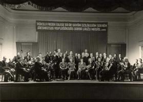 Latvijas Valsts konservatorijas Orķestra fakultātes studenti pēc Valsts eksāmena. Rīga, 1950. gads.