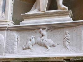 Donatello 1417. gadā veidotais cilnis Sv. Jura skulptūras pamatnē. Orsanmikeles baznīca, 2009. gads.