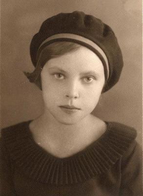 Elga Igenberga, uzsākot mācības ģimnāzijā. Jelgava, 16.09.1934.