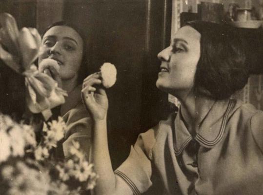 Helēna Tangijeva-Birzniece pie spoguļa grimētavā. 20. gs. 30. gadi.