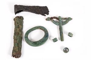 Senlietas no vīrieša apbedījuma: dzelzs cirvis ar bronzas lentu aptītu koka kātu, bronzas aproce, stopsakta, spirālgredzeni. Aizkraukles Lejasbitēni, 400. kaps, 8.–9. gs.