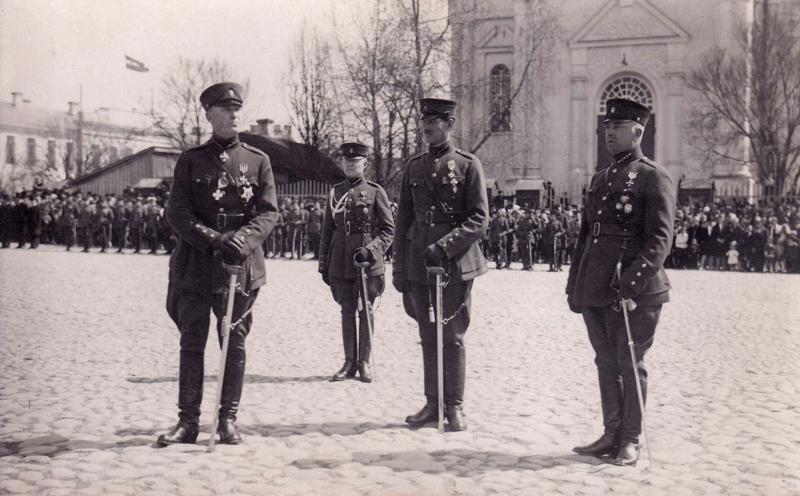 Zemgales divīzijas komandieris ģenerālis Oskars Dankers (pirmais no kreisās) svinīgā pasākumā. Daugavpils, 20. gs. 20. gadu otrā puse.